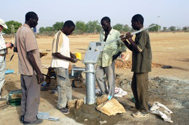 Burkina Faso 'da bir pompa montajı