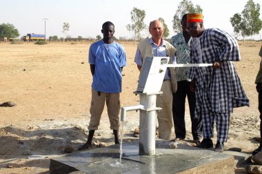 Burkina Faso 'da bir pompa montajı 