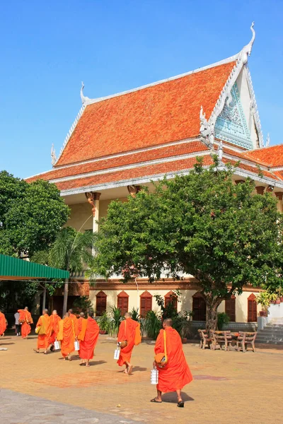 Monjes Budistas Caminando Patio Wat Ounalom — Foto de Stock