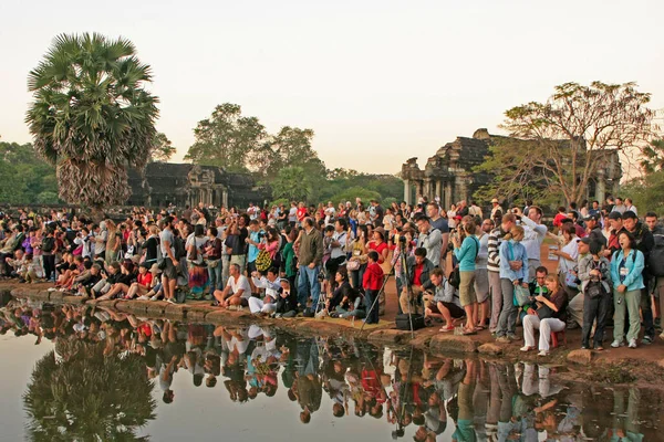 Tourists Photographing Sunrise Angkor Wat Siem Reap Cambodi — Stock Photo, Image