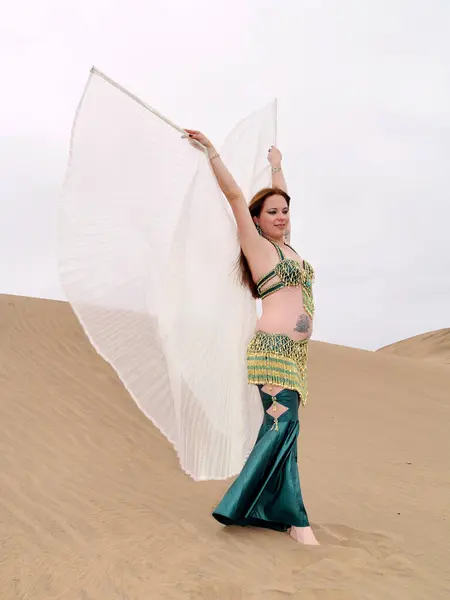 Ballerina Araba Nel Deserto Con Ali — Foto Stock