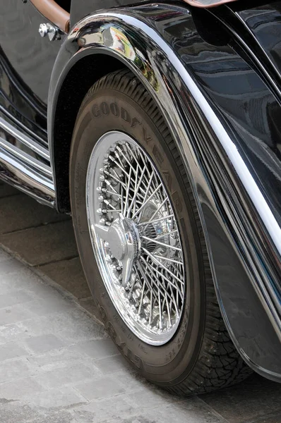 Chromed Back Wheel Morgan Car — Stock Photo, Image
