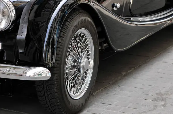 Morgan Arabasının Eski Krom Başlıklı Tekerleği — Stok fotoğraf