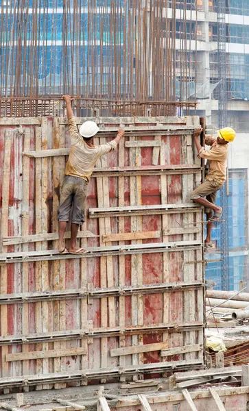 孟买收缩工地工人不顾个人安全 — 图库照片