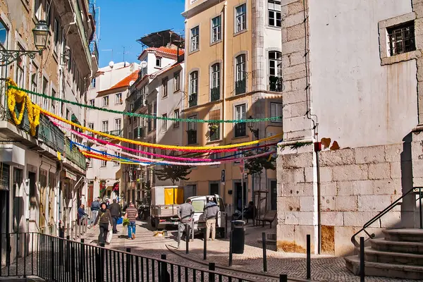 Gente Camina Colorida Calle Lisboa —  Fotos de Stock
