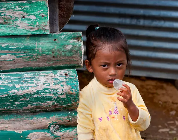 Una Pobre Niña Nepalí Mirando Con Duda —  Fotos de Stock