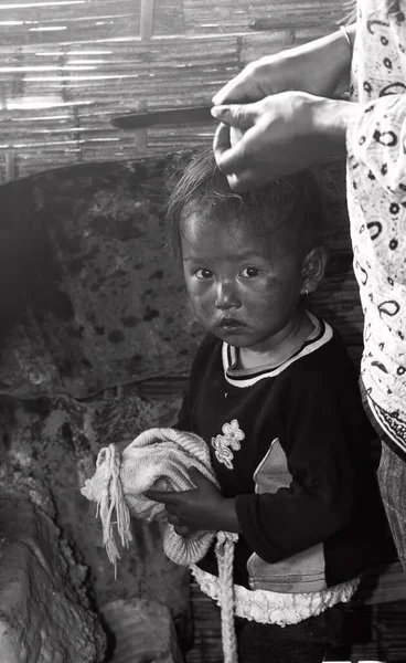 彼女の母親の手の下にネパールの少年 — ストック写真