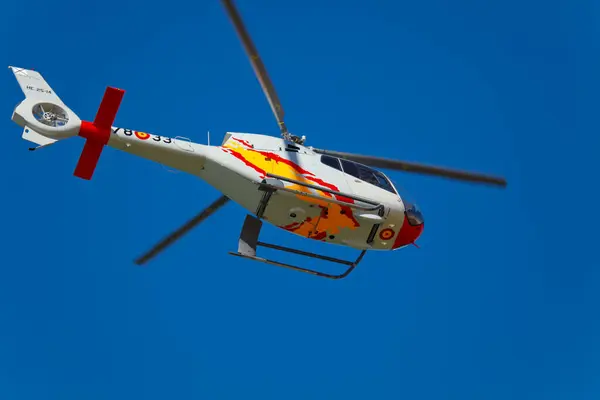 Cadiz Spain Sep スペインのカディスで2010年9月10日にカディスで開催された第3回カディス航空ショーでテストに参加するパトロラ アスパのヘリコプター — ストック写真