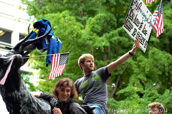 Portland, oregon - 17 Kasım 2011: portland polis isyan dişli closeup Downtown portland, oregon bankaların birinci yıldönümünde işgal portland protesto sırasında işgal wall street 