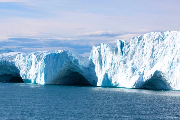 美しい自然背景 氷の洞窟 — ストック写真