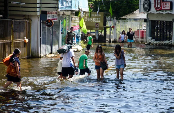 Victims Flood Waiting Higher Vehicle — Stock Photo, Image