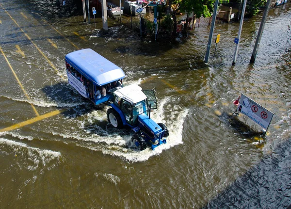 Truck Carries Group People Evacuate Flooded Area — Stock Photo, Image
