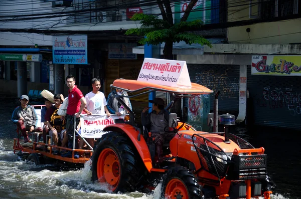 Camion Transporte Groupe Personnes Pour Évacuer Zone Inondée — Photo