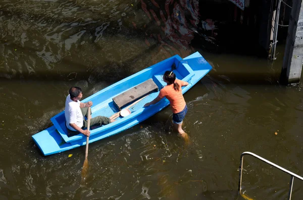 Old Man Rowing Boat Help Flood Victims Female — Stock Photo, Image