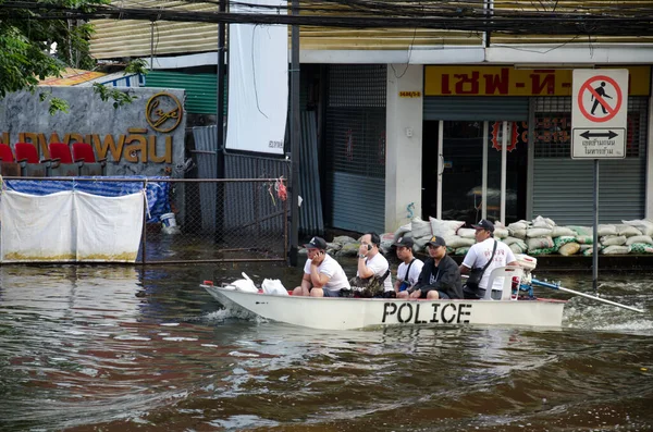 洪水过后人们在街上的交通 — 图库照片