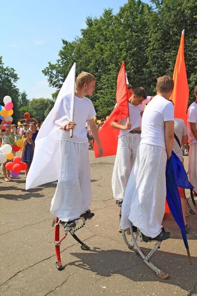 Staraya Russa Ryssland Juli Okända Män Stylta Vid Paraden — Stockfoto