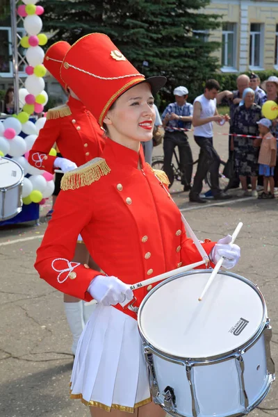 ロシアのスタラヤ ルッサ 7月9日 パレードの若いドラマーの女の子 — ストック写真