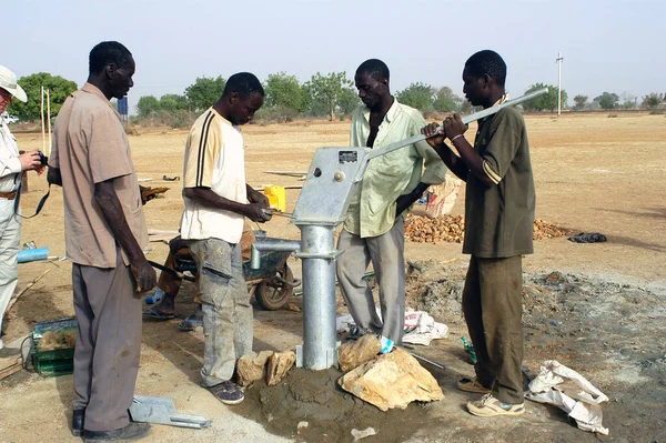 Montage Une Pompe Burkina Faso — Photo