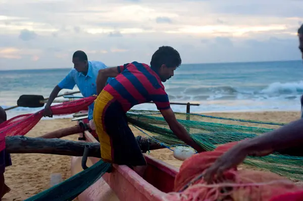 海岸のスリランカの漁師 — ストック写真