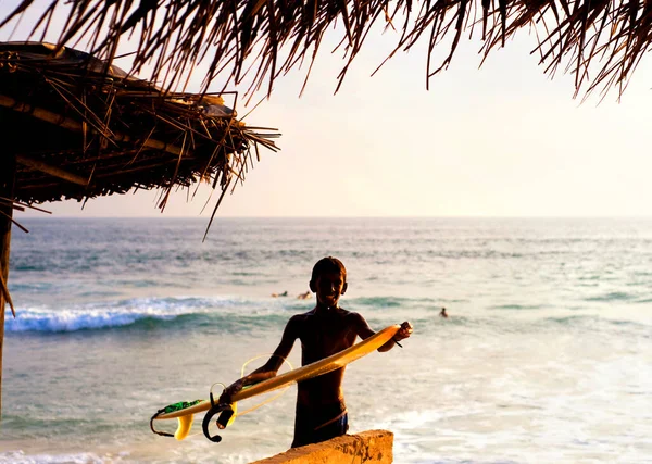 Sörf Tahtası Olan Bir Sörfçü Yaz Tatili Etkinliği — Stok fotoğraf