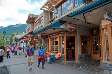 İnsanlar Mount Baker 'da bir restoranın önünde yürüyorlar.