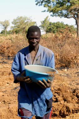 Poura, Afrika 'daki altın madeninde çalışma süreci