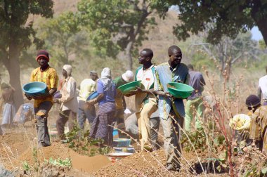 Poura, Afrika 'daki altın madeninde çalışma süreci