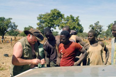 Poura, Afrika 'daki altın madeninde çalışma süreci