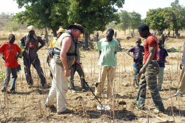 Poura, Afrika 'daki altın madeninde çalışma süreci