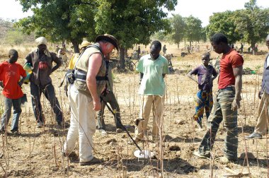 Poura, Afrika 'daki altın madeninde çalışma süreci