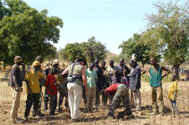 Poura, Afrika 'daki altın madeninde çalışma süreci