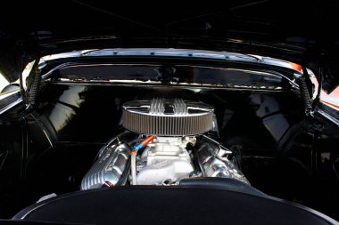 arabanın motor bölmesi 