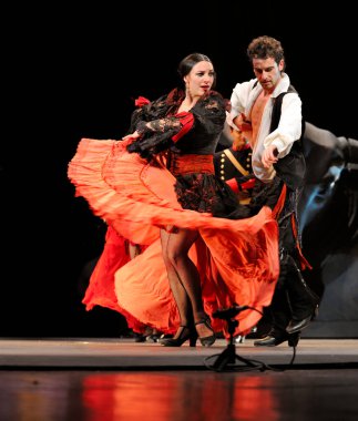 İspanyol Flamenko Dansçıları sahnede
