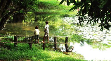 Khmer çocukları Boeng Mealea Orman Tapınağı 'ndaki gölette