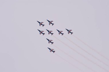 Patrouille de France, gökyüzünde bir grup uçak