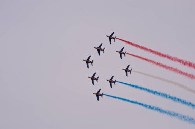 Patrouille de France, Fransız Hava Kuvvetleri 'nin hassas akrobatik gösteri ekibidir. Slovakya 'da hava gösterisi SIAD 2004' te Jets formasyonu.