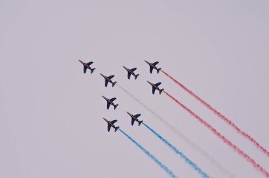 Patrouille de France, Fransız Hava Kuvvetleri 'nin hassas akrobatik gösteri ekibidir. Slovakya 'da hava gösterisi SIAD 2004' te Jets formasyonu.