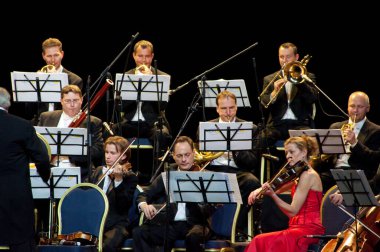 Konserdeki fotoğraf String ve Wind. 