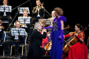  Kondüktör, şarkıcı ve orkestra 