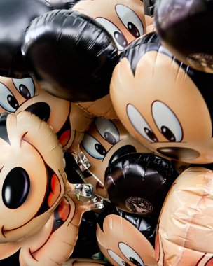 Bir avuç Mickey mouse balonu.