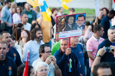 Protesto pankartlı adamlar 