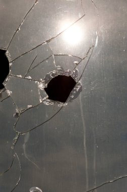 Kırık camların ayrıntılı görünümü