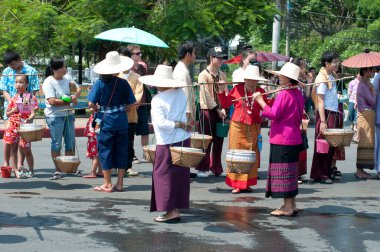 CHIANG MAI, THAILAND - 13 Nisan 2012: Chiang Mai, Tayland 'da düzenlenen Songkran Festivali' nde kimliği belirsiz kişiler 