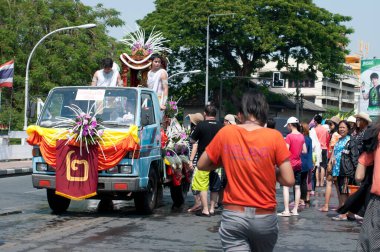 CHIANG MAI, THAILAND - 13 Nisan 2012: Chiang Mai, Tayland 'da düzenlenen Songkran Festivali' nde kimliği belirsiz kişiler 