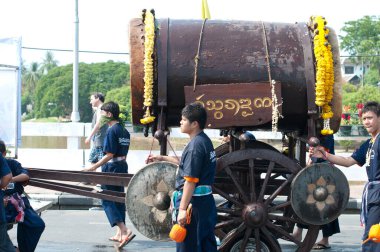 CHIANG MAI, THAILAND - 13 Nisan 2012: Chiang Mai, Tayland 'da düzenlenen Songkran Festivali' nde kimliği belirsiz kişiler 