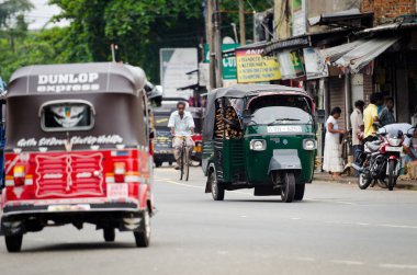 Bendota, Sri Lanka - 14 Aralık 2011: Tuk-tuk Asya caddesindeki en popüler ulaşım aracı. Yeşil tuk-tuk 'a odaklan..