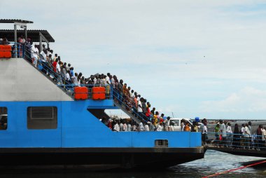 Dar es Salaam, Tanzanya 25 Şubat 2010: Başkent Dar Es Salaam 'dan Bagamoyo' ya giden feribota binen yolcular.