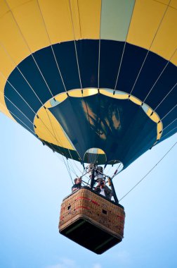 Sıcak hava balonu gökyüzünde 