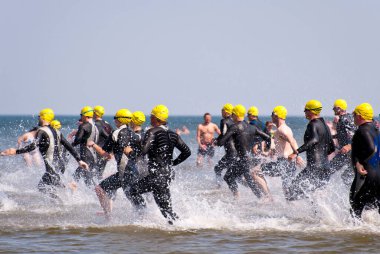 Deniz kıyısında triatlon yarışması