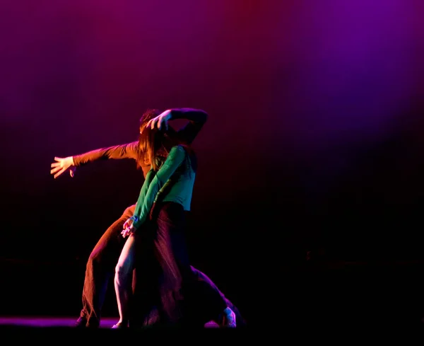 Modern Dancers Performing Black Background — Stock Photo, Image